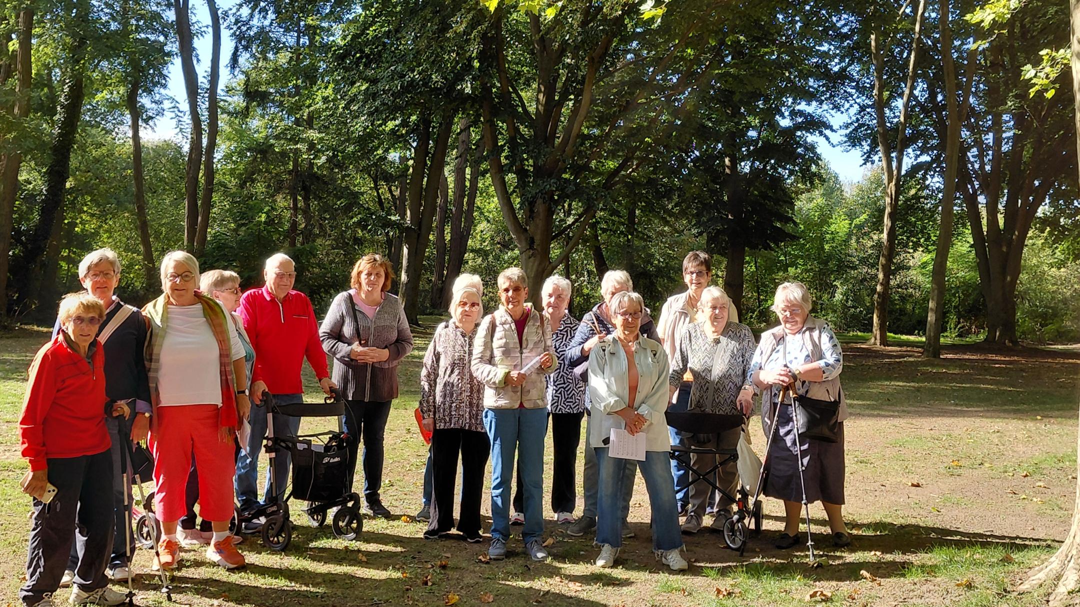 Gruppenfoto der Frauen bei der Meditativen Wanderung