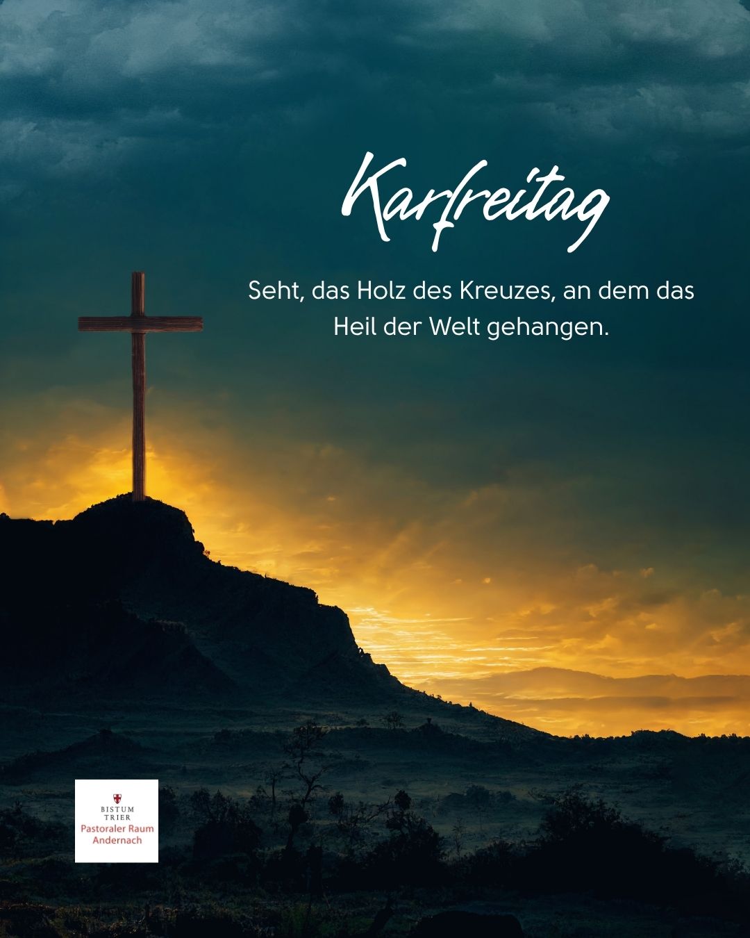 Man sieht ein Kreuz auf einem Berg, Dunkelheit und Sonnenuntergang